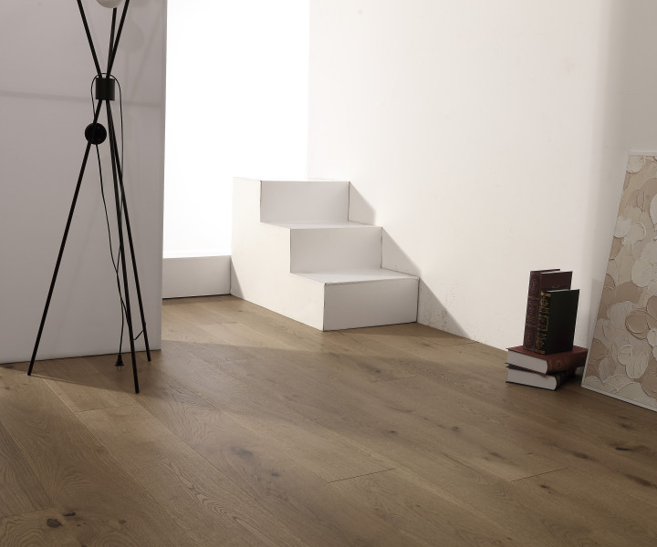 Metropolitan click 190 Butterscotch oak brushed and matt lacquered